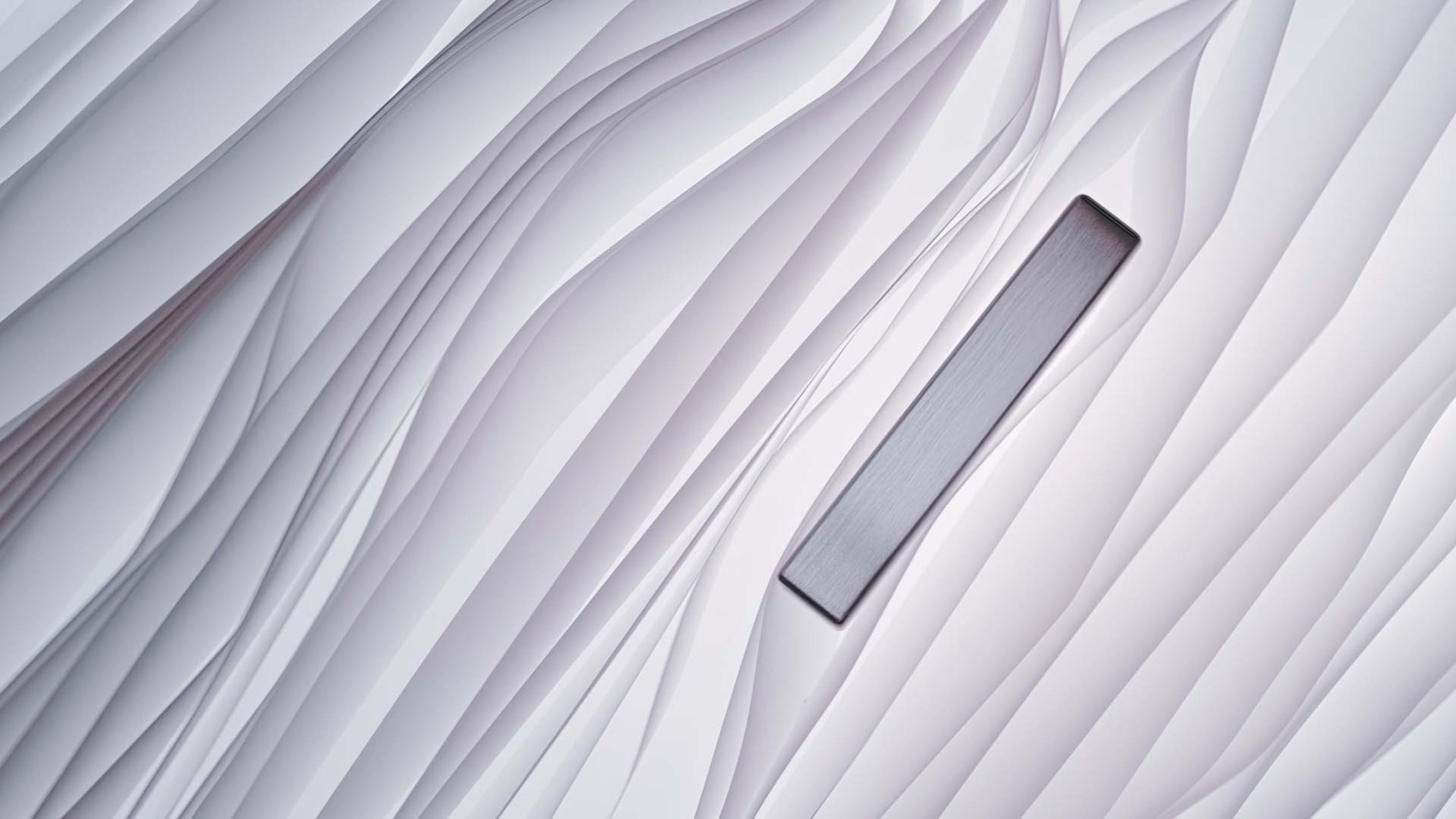 Lendületes, függőleges vonalak rétegezett textíliát idéző, texturált mintázata