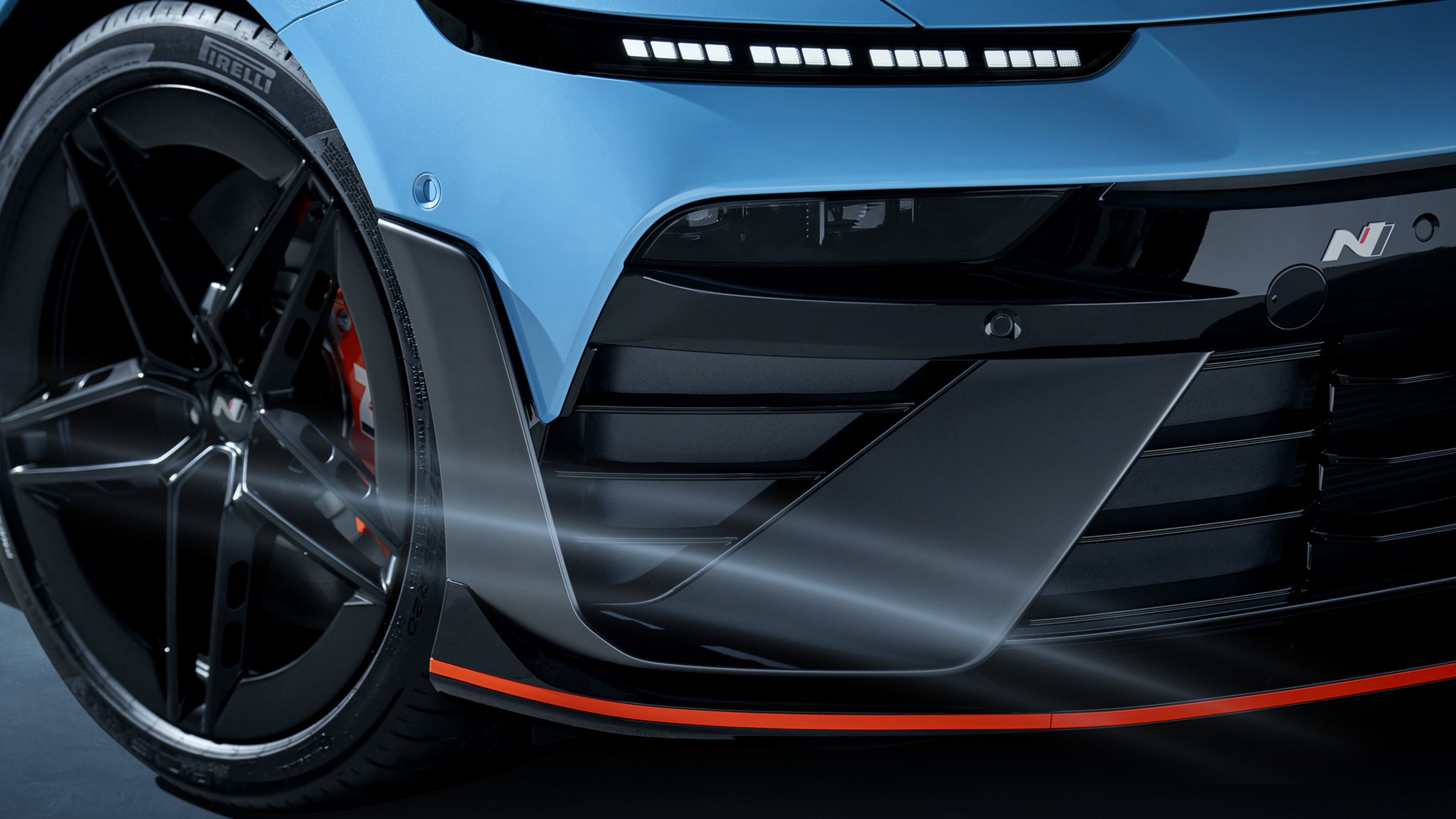 Hyundai IONIQ 6 N első kereke és áramvonalas első lökhárítója sportos részletekkel, közeli képen.