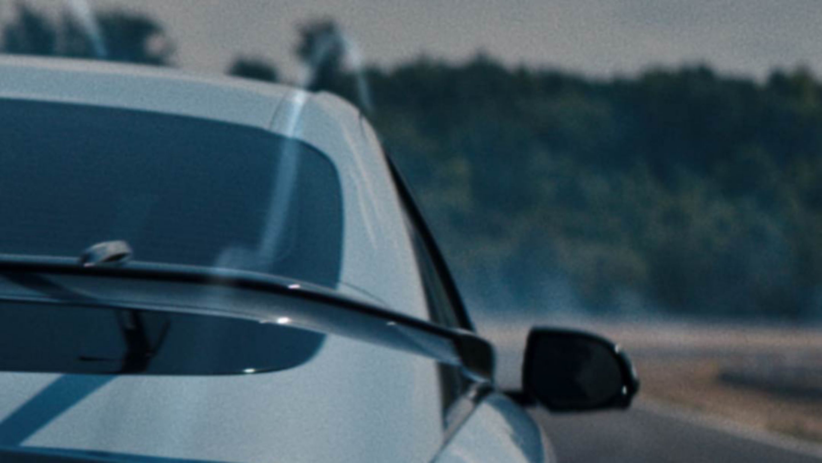 Hyundai IONIQ 6 N versenypályán, hátulnézetből. Az autó mögött szálló füst szemlélteti annak áramlástani jellemzőit.