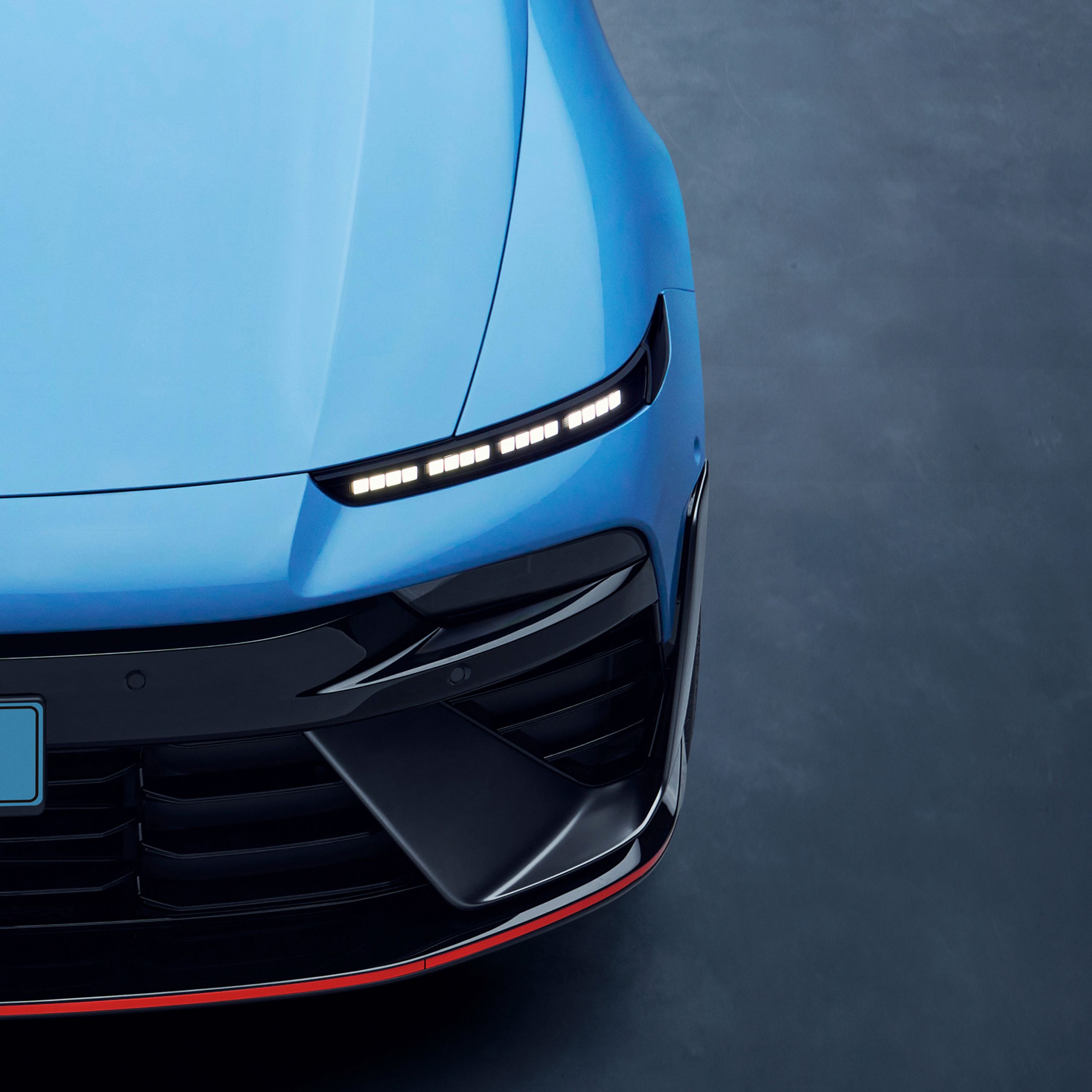 Hyundai IONIQ 6 N első lökhárítója közeli képen, kihangsúlyozva kecses dizájnját és modern lámpatesteit.