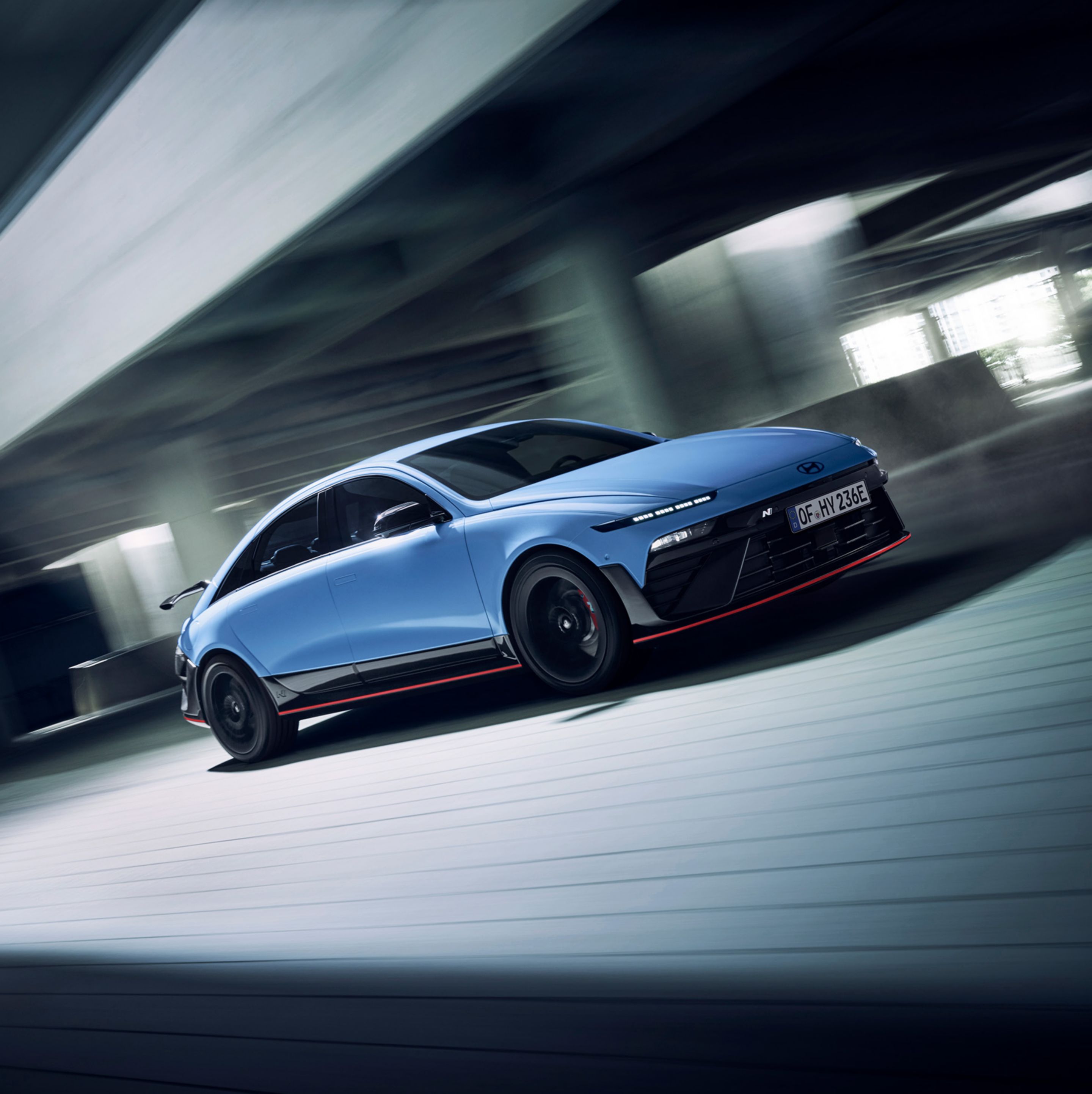 A Hyundai IONIQ 6 N egy modern építményen halad át, kiemelve agilitását és teljesítményét.