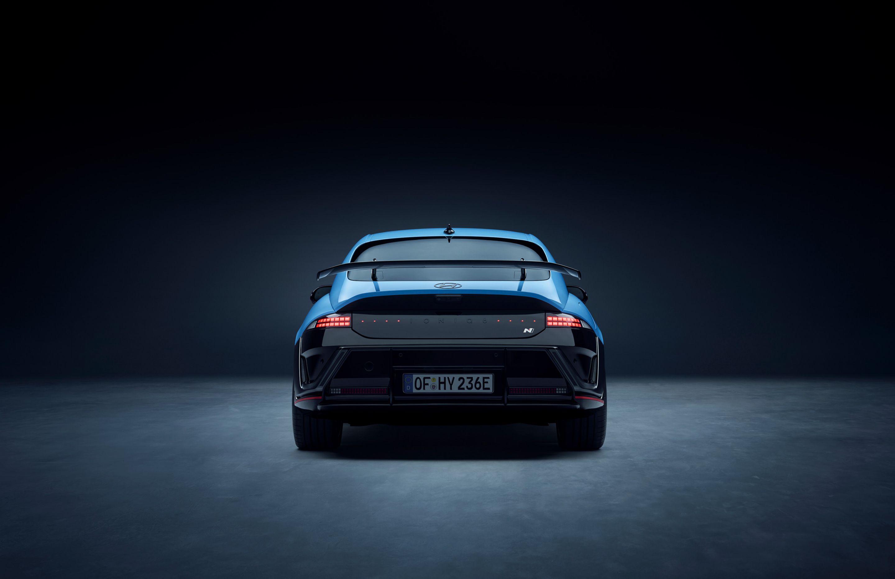 A Hyundai IONIQ 6 N hátulról: széles kiállás, áramvonalas hátsó légterelő, nagy teljesítményt sugalló dizájn.