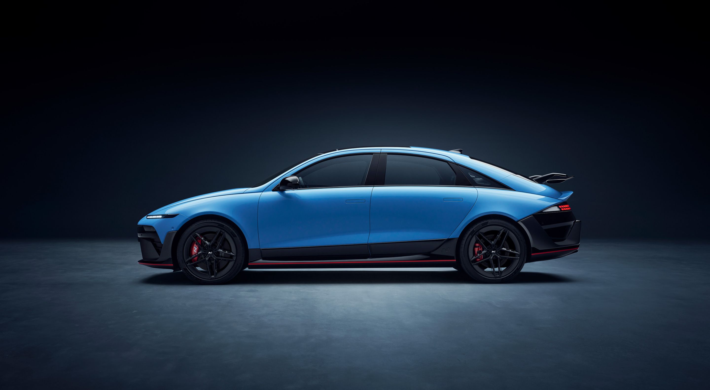 A Hyundai IONIQ 6 N oldalról: fókuszban a kecses vonalak, az áramvonalas karosszéria és a dinamikus arányok.