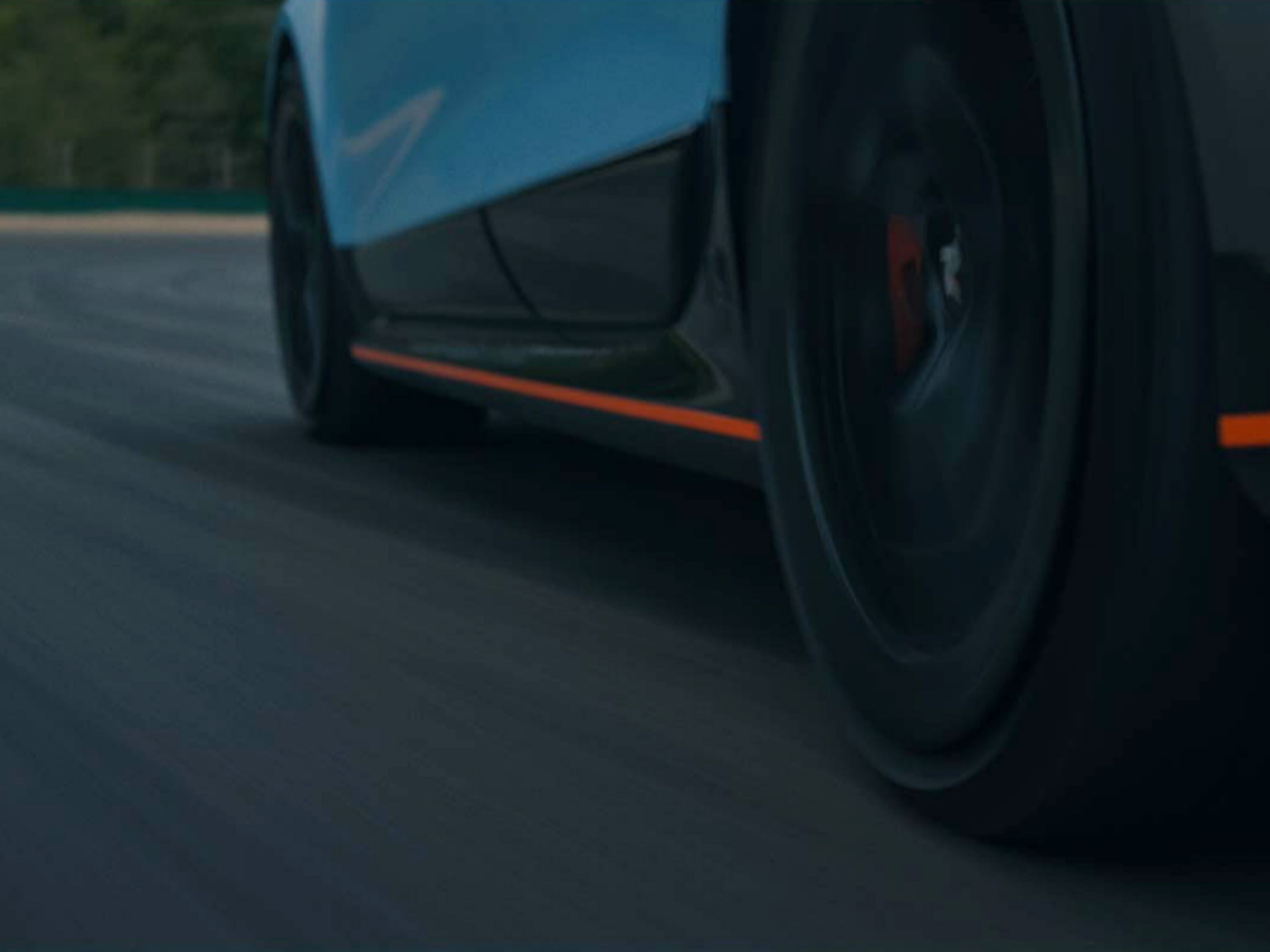 Versenypályán száguldó IONIQ 6 N oldala részletfotón, a kép az aerodinamikai jellemzőket hangsúlyozza.