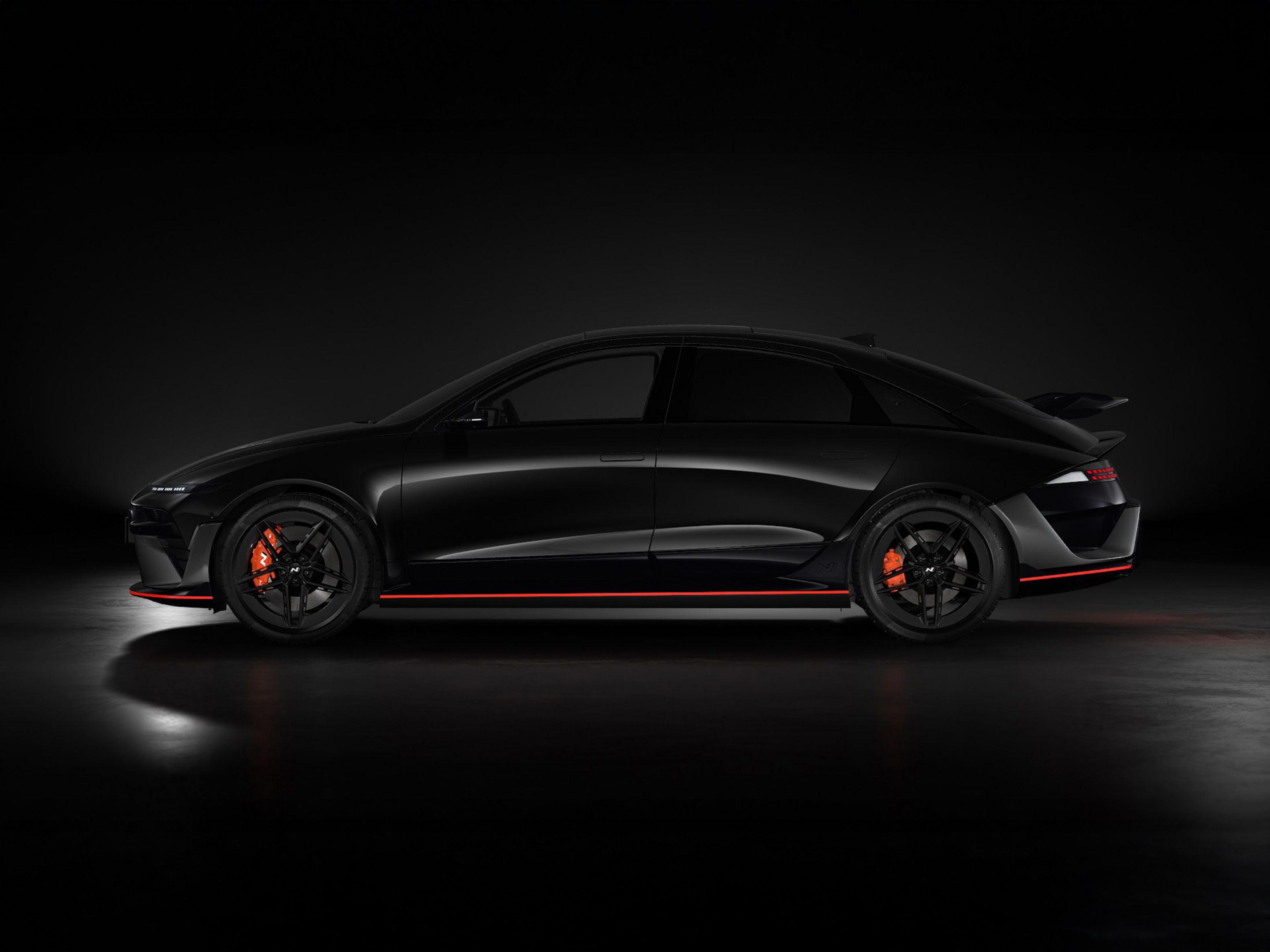 IONIQ 6 N Abyss Black gyöngyház színben, oldalnézetből.