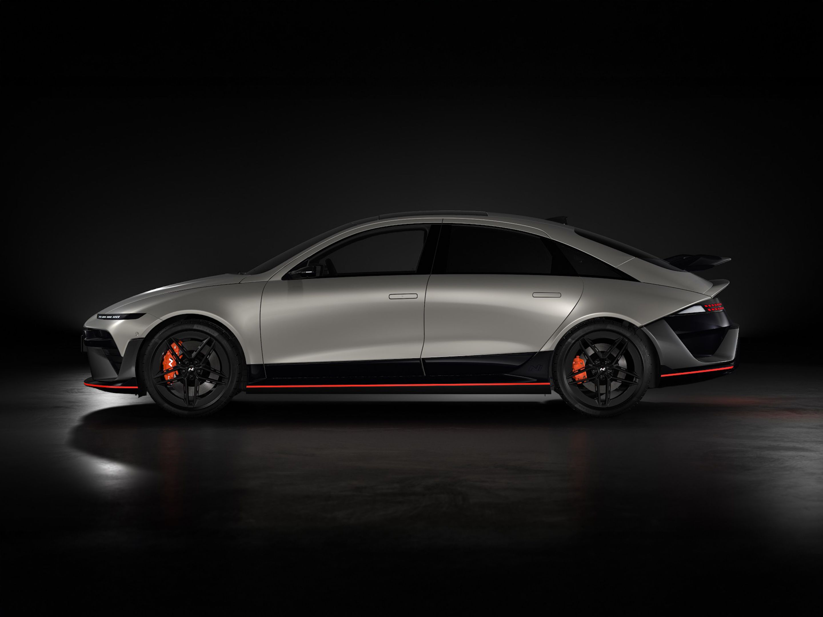 IONIQ 6 N Gravity Gold matt fényezéssel, oldalnézetből.