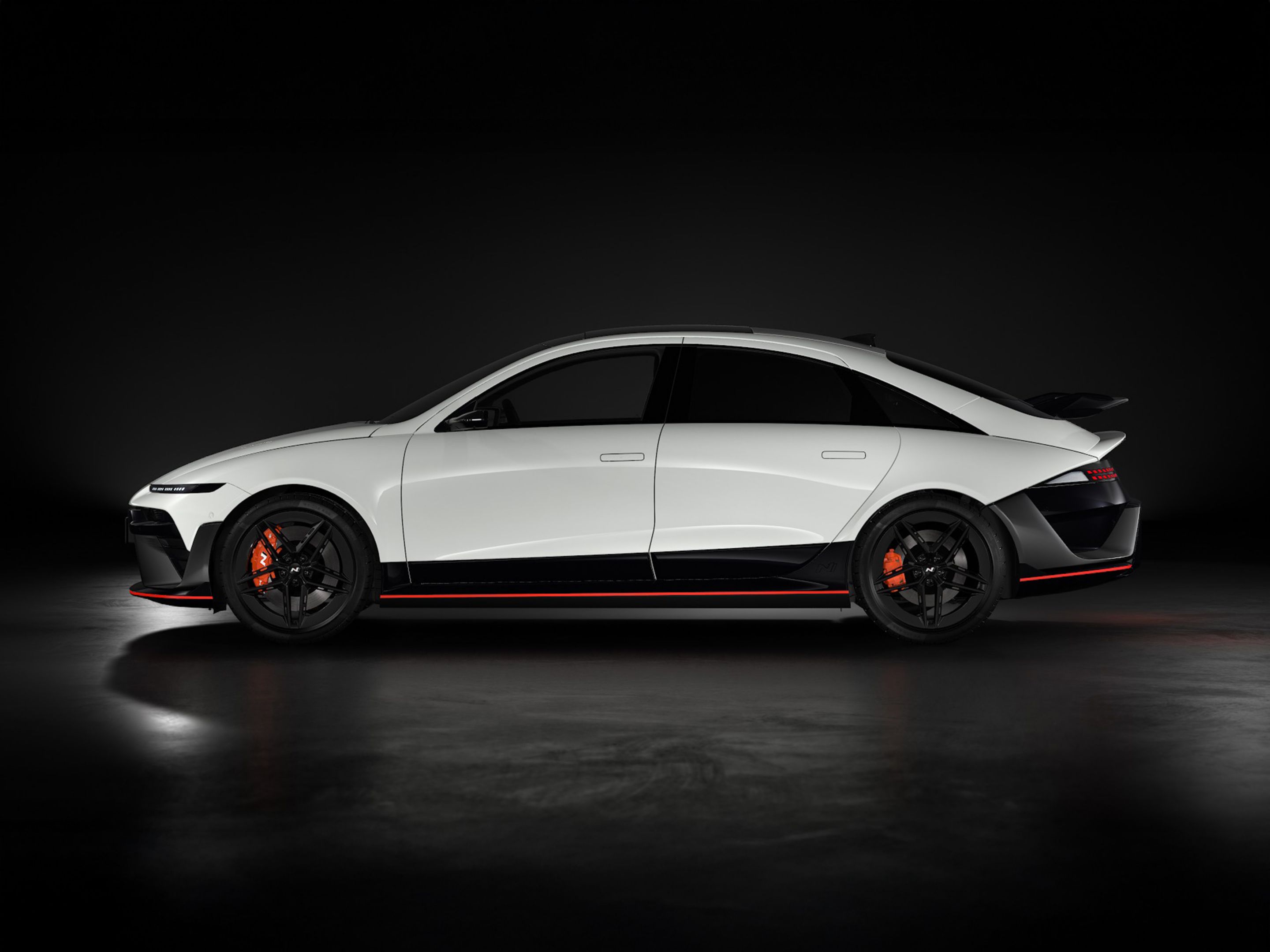 IONIQ 6 N Serenity White gyöngyház színben, oldalnézetből.