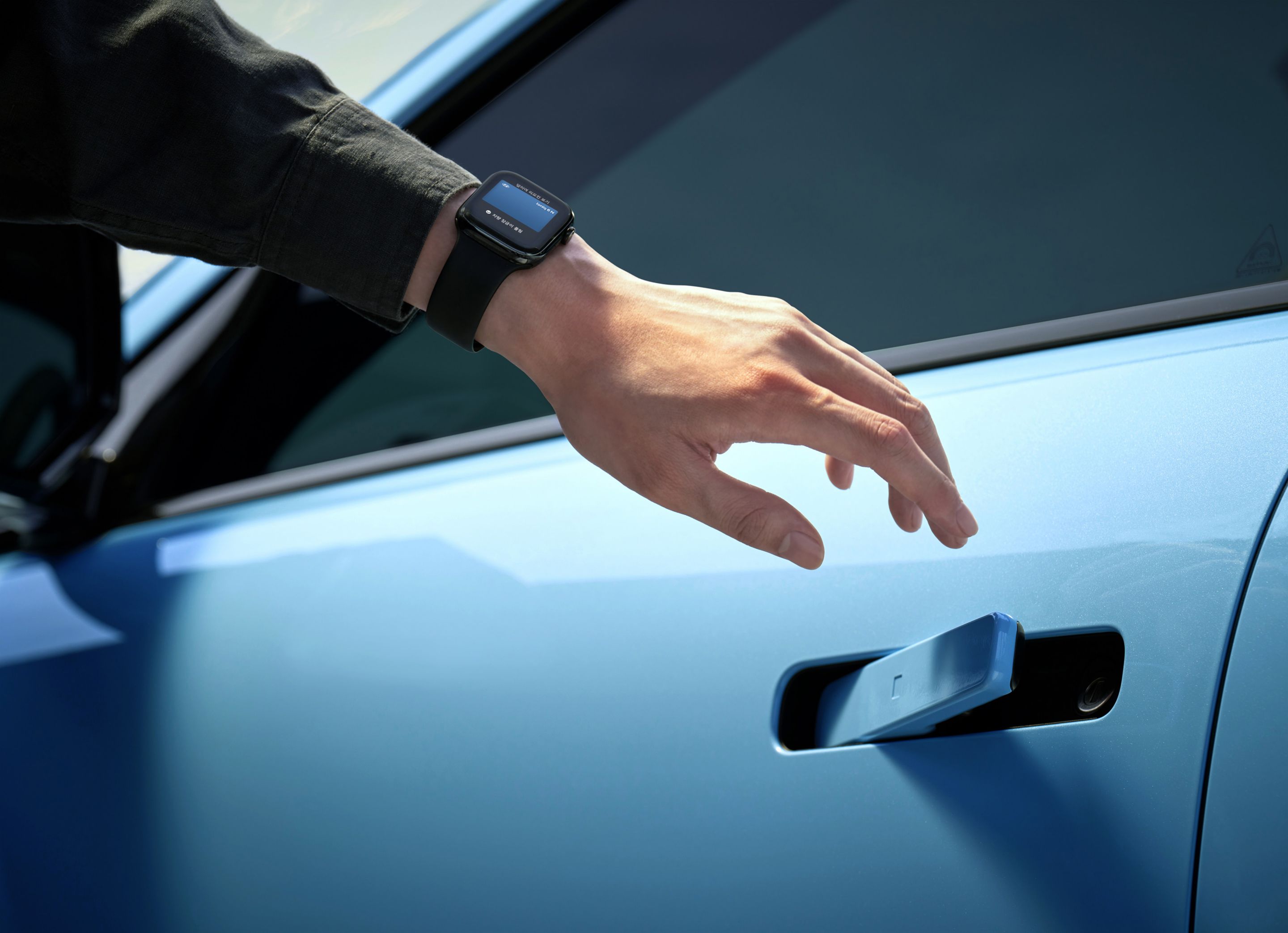 Egy személy a Hyundai IONIQ 6 N síkba simuló kilincse után nyúl. Közeli fényképen.