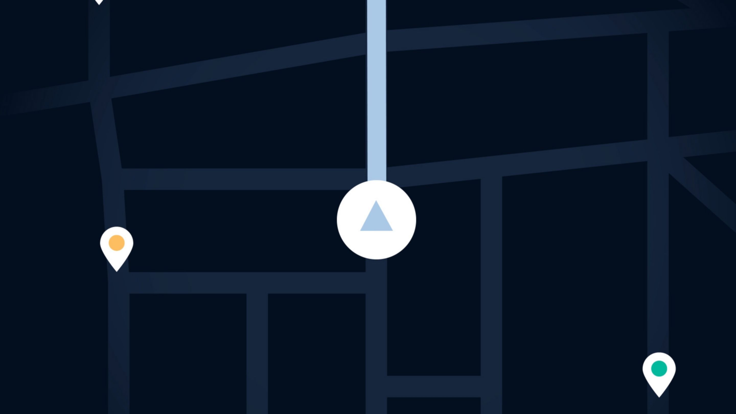 Sötét térkép kezelőfelület központi navigációs ikonnal és három eltérő színű helyzetjelzővel.