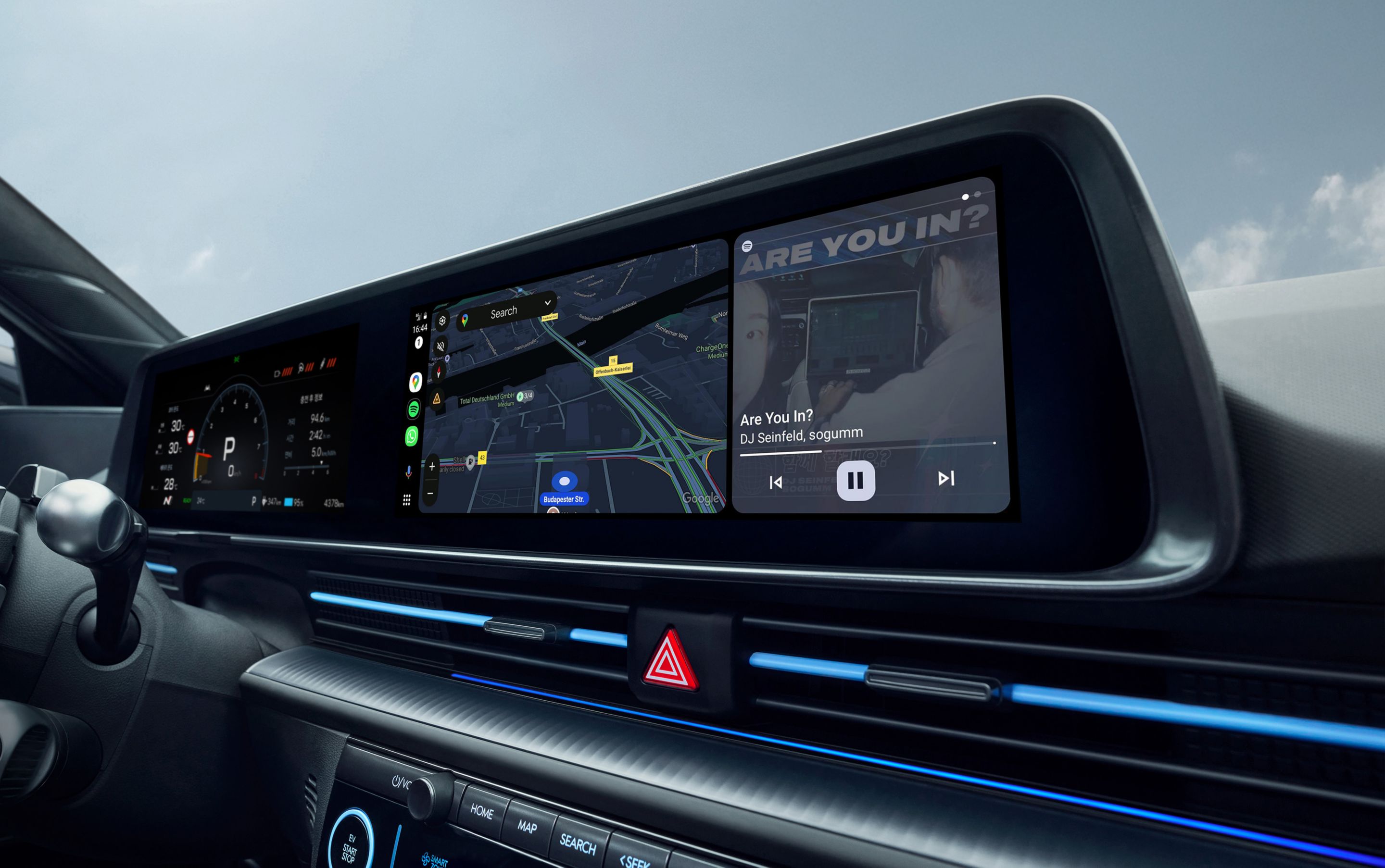 IONIQ 6 N műszerfala a dupla képernyővel, navigációs térkép és zenei lejátszás kezelőfelületekkel.