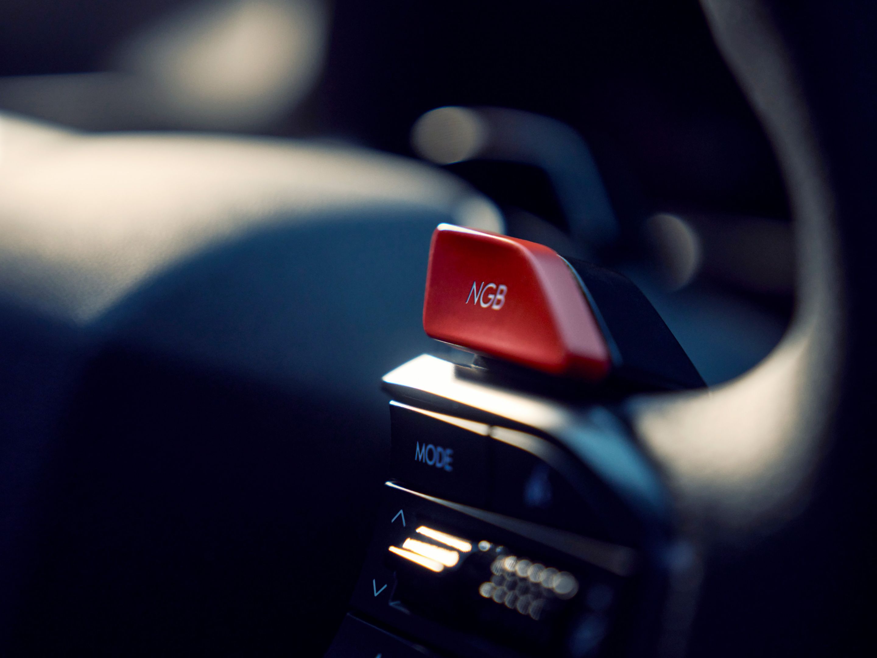 Az NGB gomb az IONIQ 6 N utasterében, közelről, kihangsúlyozva az autó sportos menettulajdonságait.