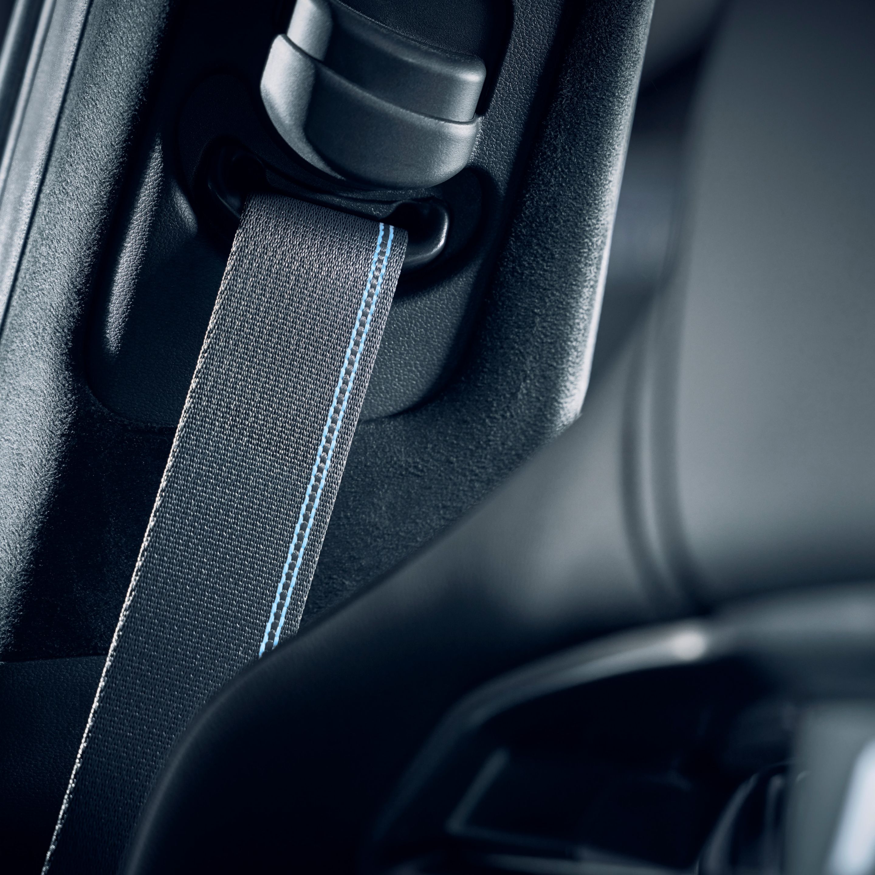 Kék díszítésű biztonsági öv közeli képen, rávilágítva a Hyundai IONIQ 6 N belső terének utasbiztonsági funkcióira.