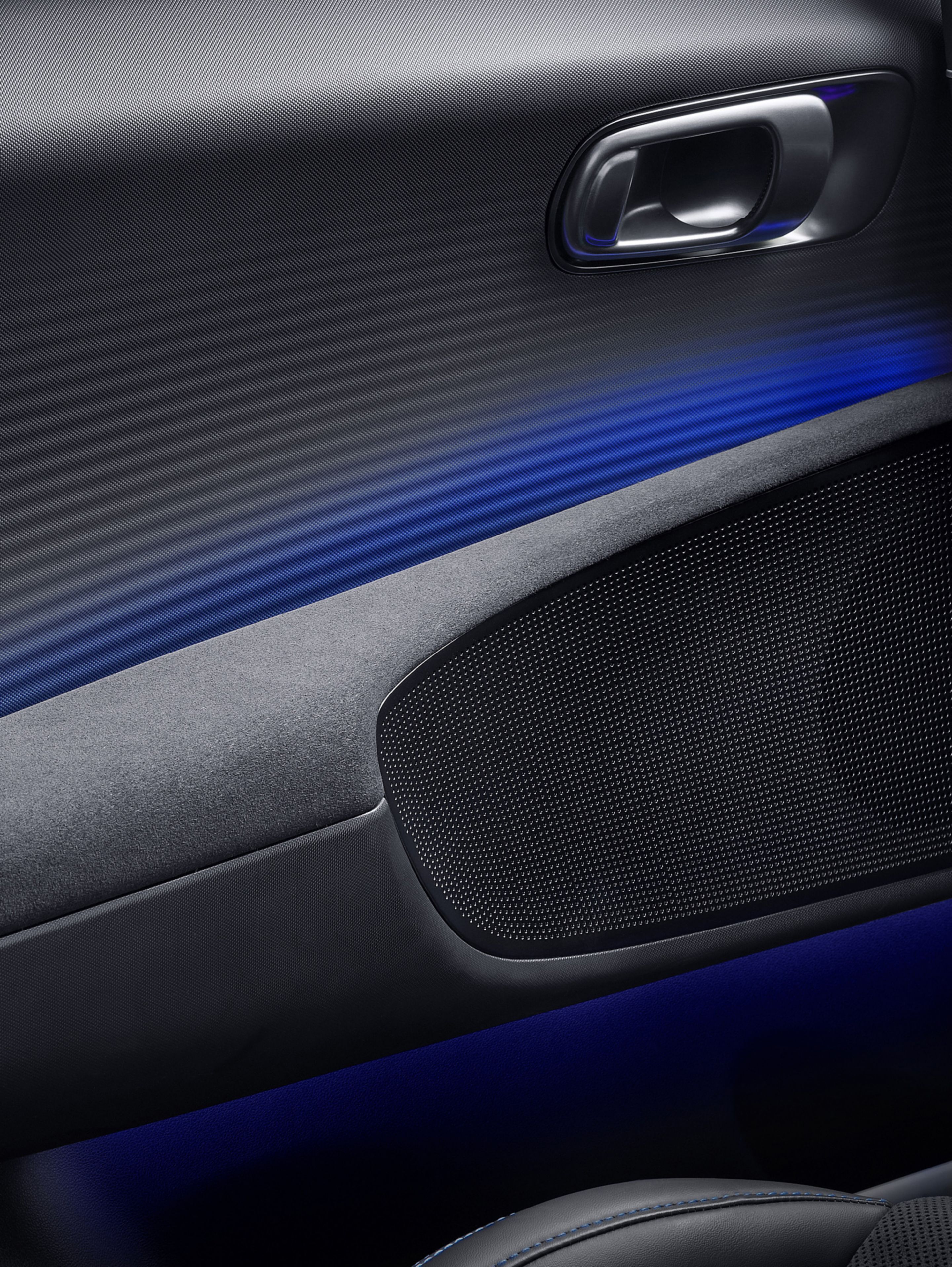 Nyersbőr könyöktámaszok és modern, hangulatvilágítással ellátott kezelőszervek az Hyundai IONIQ 6 ajtajain.