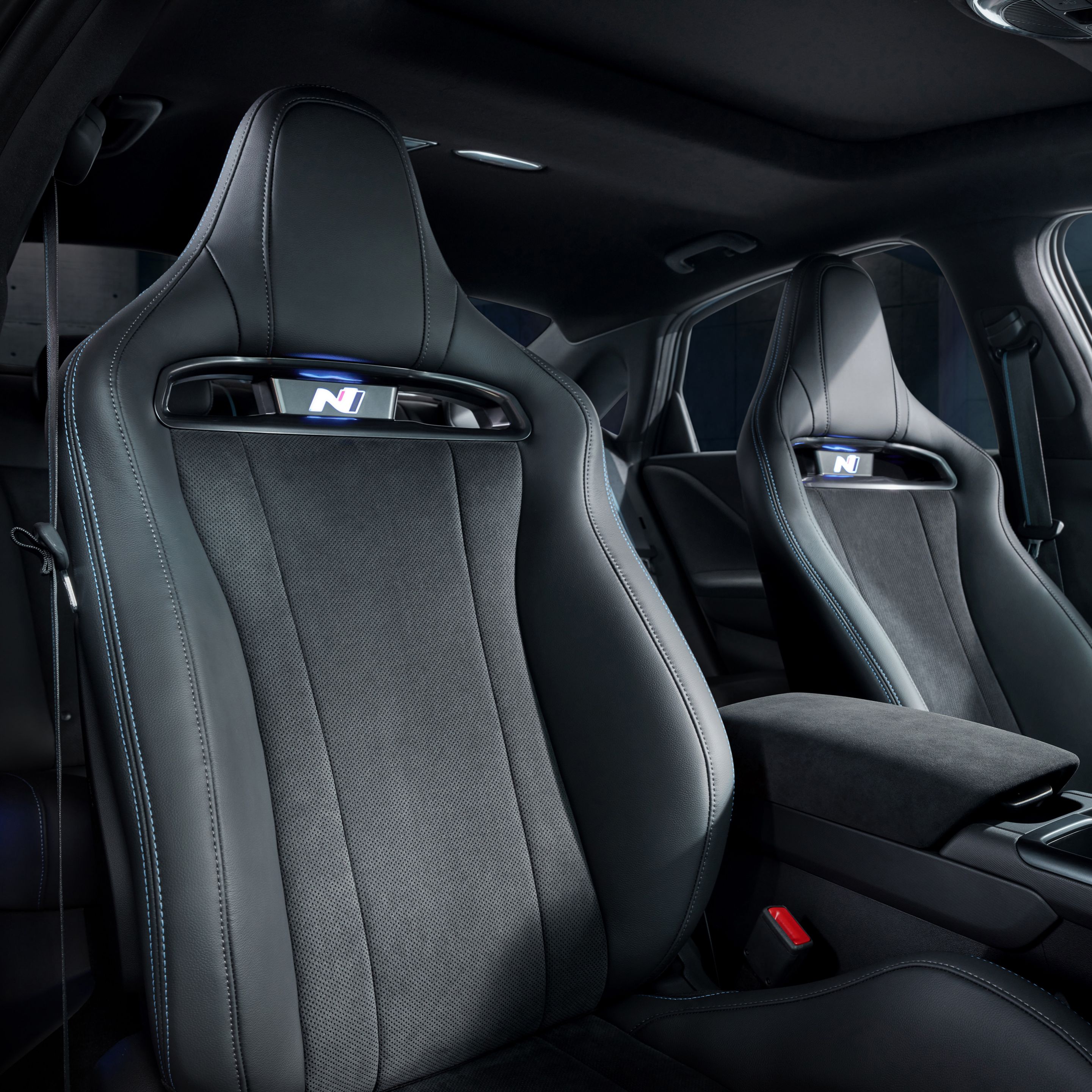 A Hyundai IONIQ 6 N sportos első ülései belső képen, kihangsúlyozva a kényelmet és a stílusos díszítő öltéseket.
