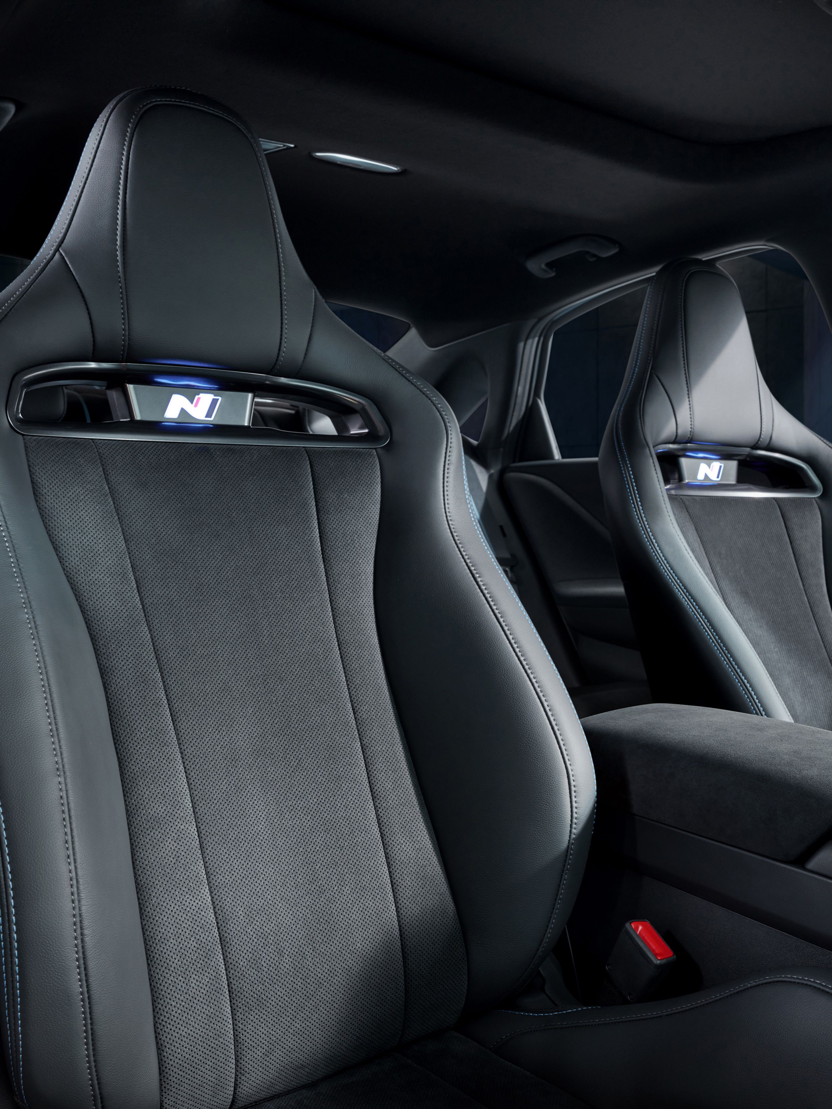 A Hyundai IONIQ 6 N sportos első ülései belső képen, kihangsúlyozva a kényelmet és a stílusos díszítő öltéseket.