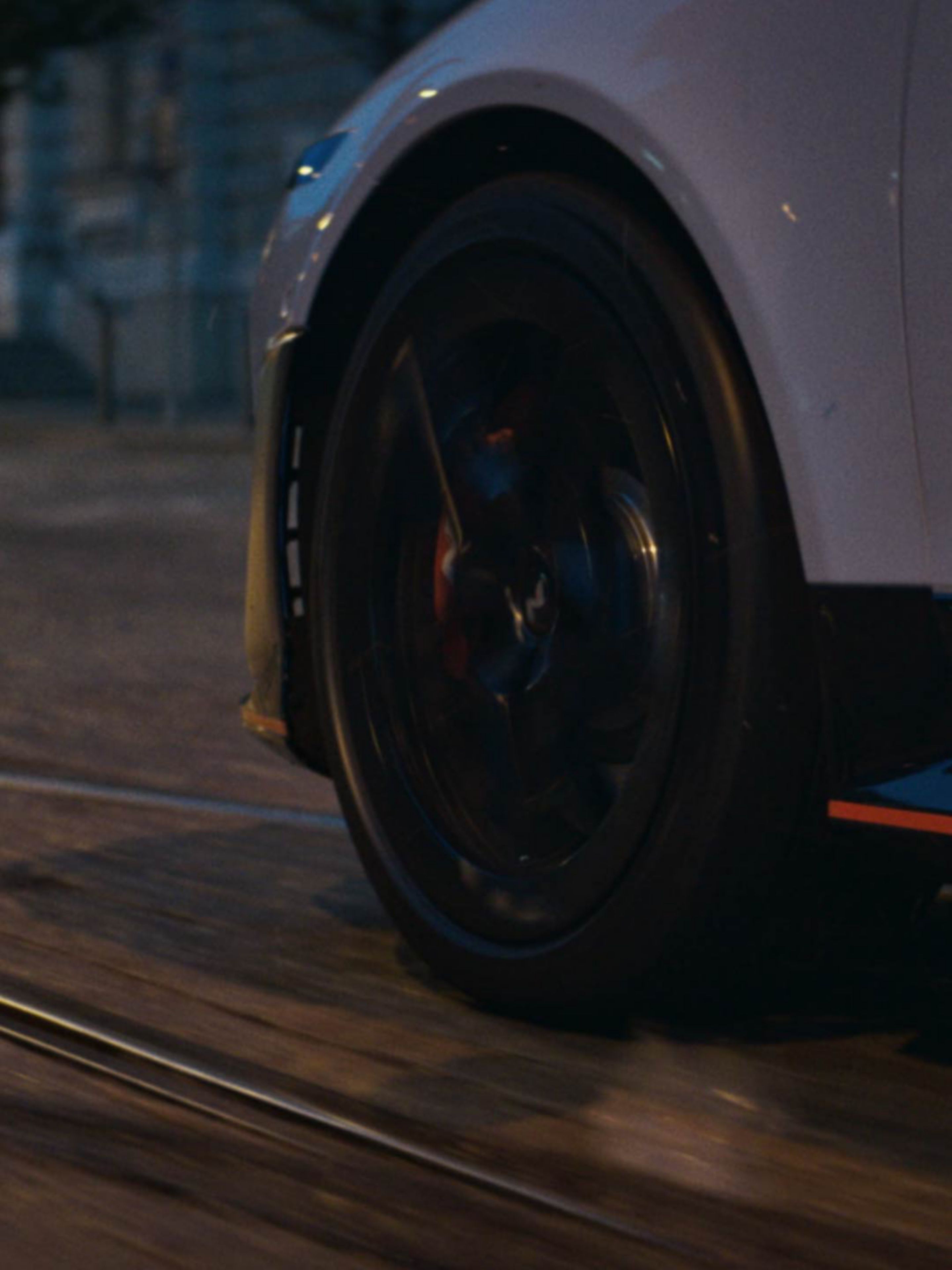 Városban haladó Hyundai IONIQ 6 N kereke, mozgásban. A fénykép a menetteljesítményt illusztrálja.