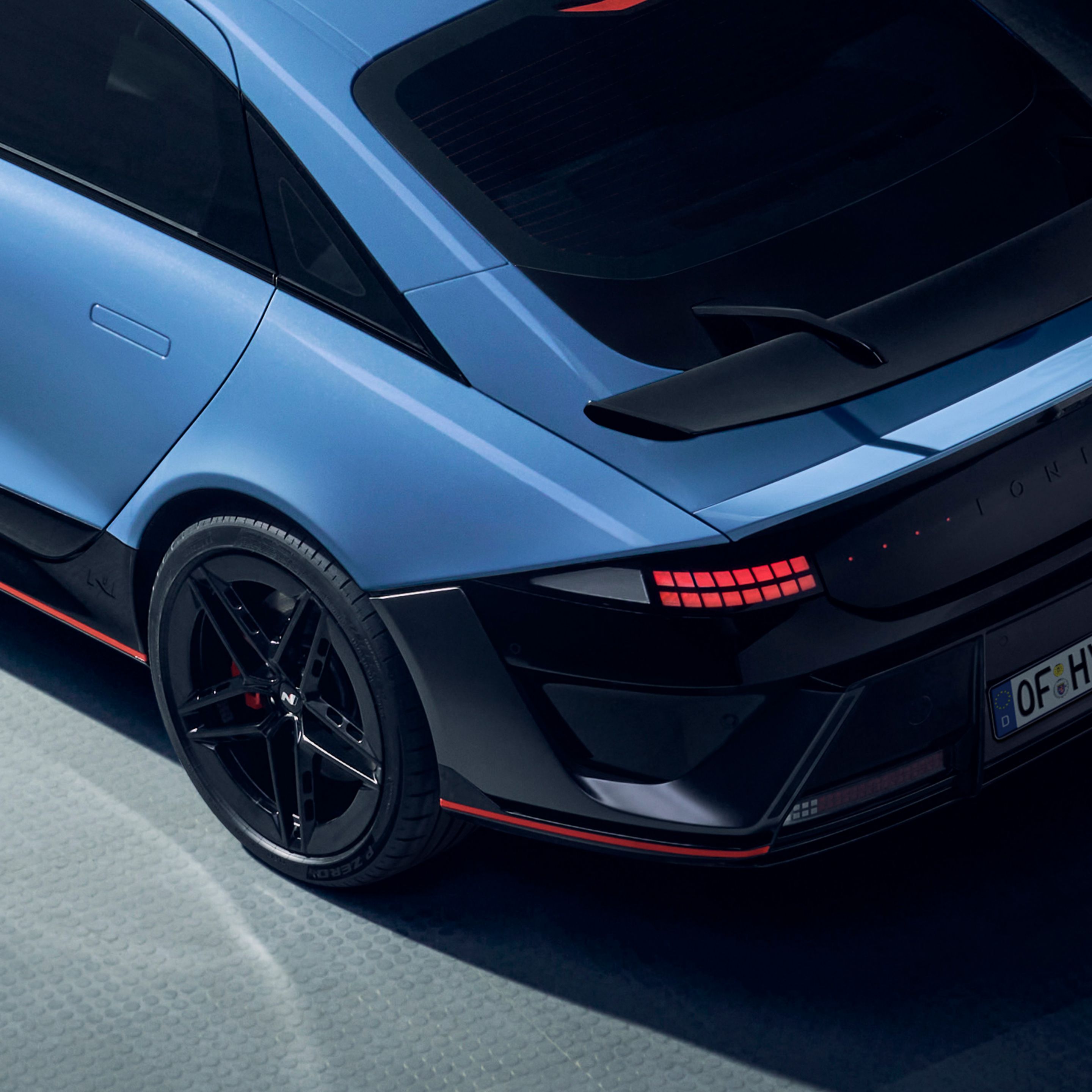 Hyundai IONIQ 6 N hátsó része felülről nézve, jól láthatók a kecses vonalak és a markáns hátsó szárny.