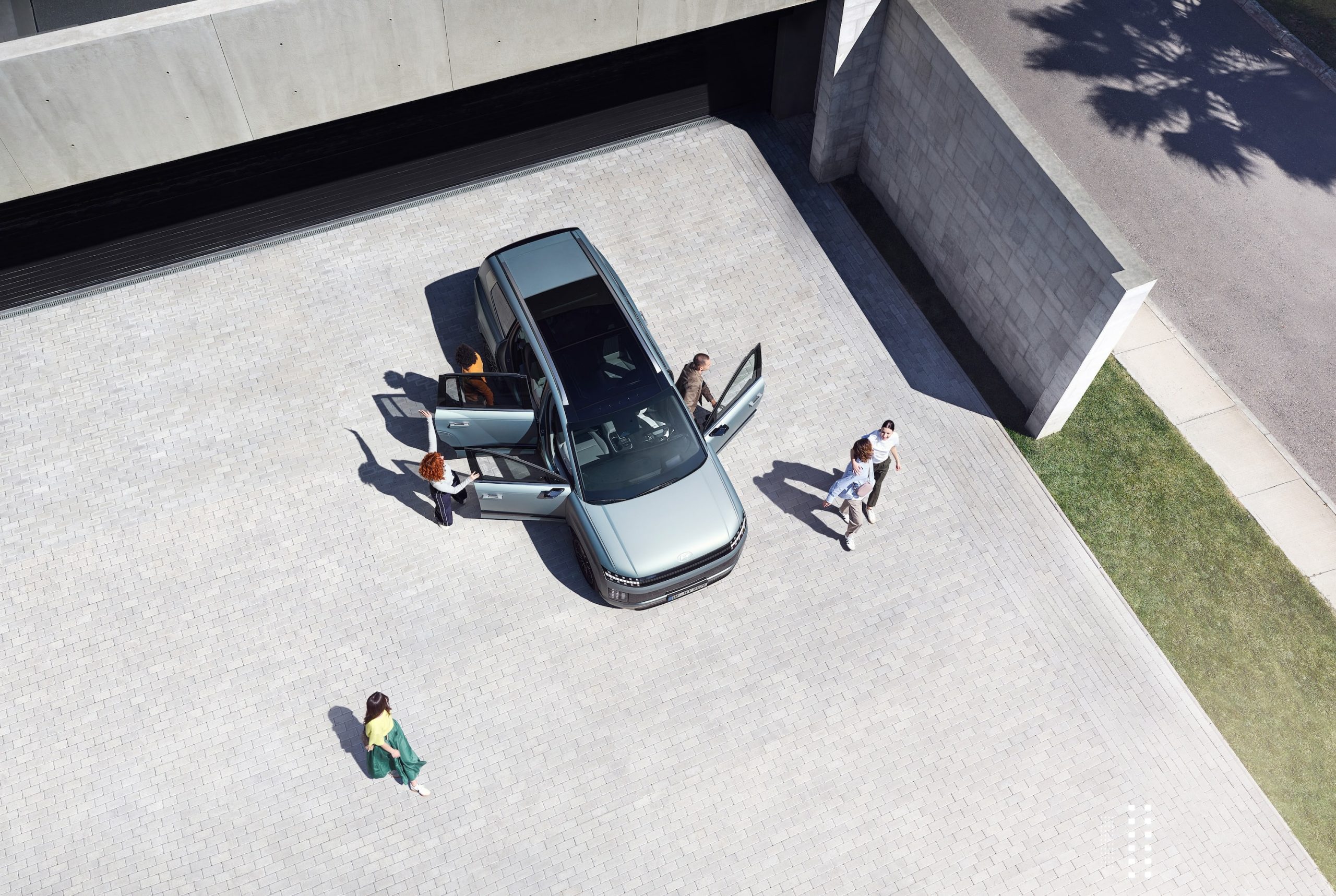 Top view of the IONIQ 9 with 6 people getting out of the car.